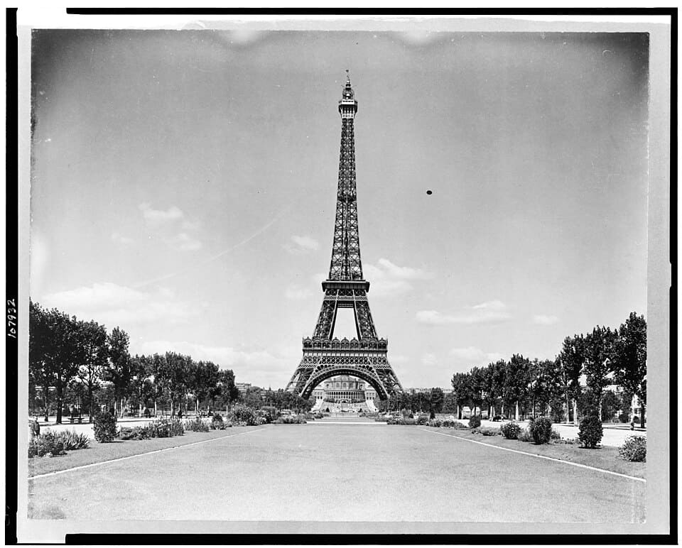Eiffel Tower in 1909