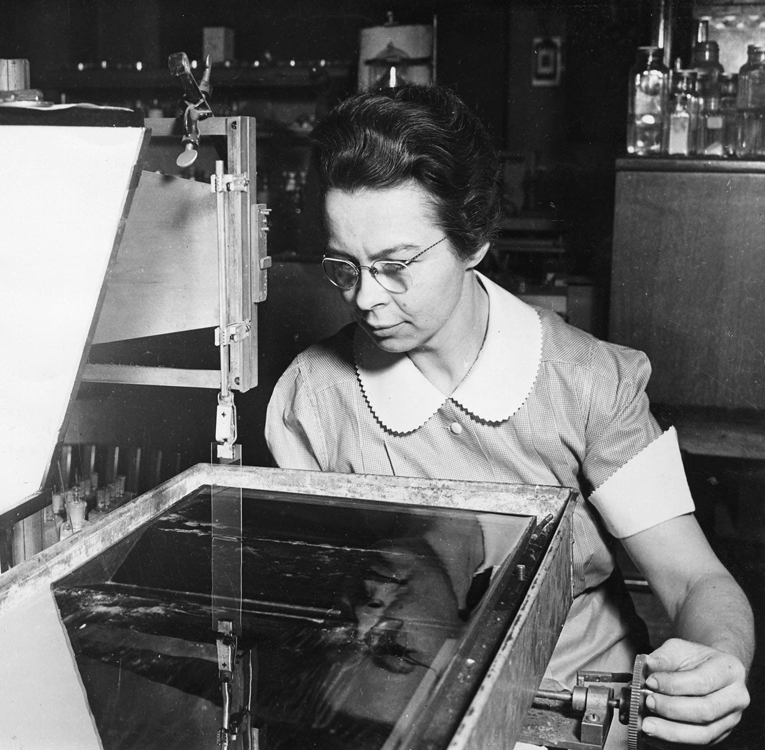 Katharine Burr Blodgett (1898-1979), demonstrating equipment in lab